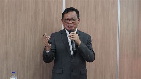 Praeses Bernard Manik Pada Pembekalan Parhalado Hkbp Kayu Tinggi