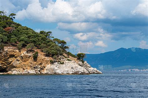 风景与大海，岩石和美丽的云在蓝天