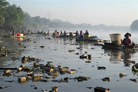 On The Water With Myanmar S River Cleaners Uca News