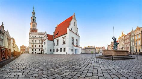 Panorama De La Plaza Del Mercado Viejo En Poznan Polonia Foto Premium