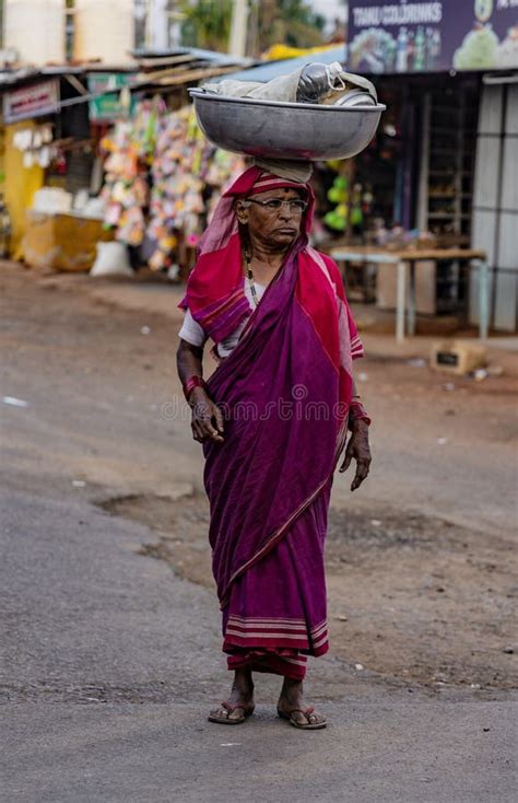 Mujer Carga Su Carga En La Cabeza Fotografía editorial Imagen de