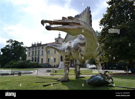 Modèle grandeur nature du dinosaure Spinosaurus le plus grand