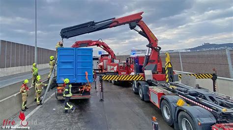 Nö Lkw kracht auf S 1 gegen Aufpralldämpfer Personenrettung und