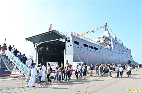 海軍新濱營區開放 民眾排隊搶登3軍艦 政治 自由時報電子報