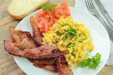 Huevos Revueltos Con Tocino Foto De Archivo Imagen De Huevos Asador