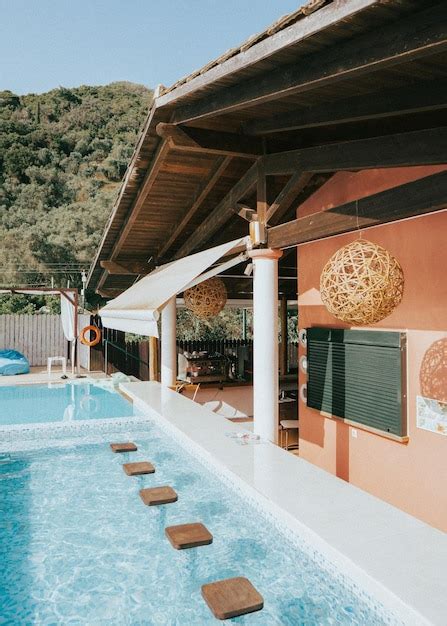 Une Piscine Avec Une Table Et Des Chaises En Bois C T D Une Maison