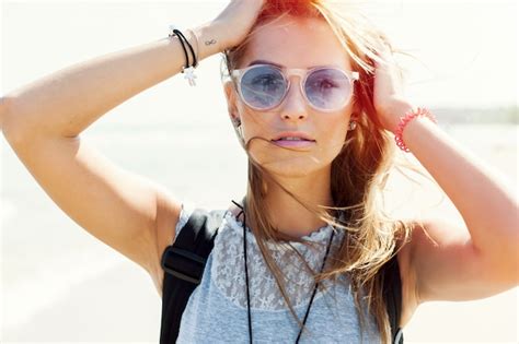 Close Up De La Jeune Femme Avec Des Lunettes De Soleil En Appréciant L