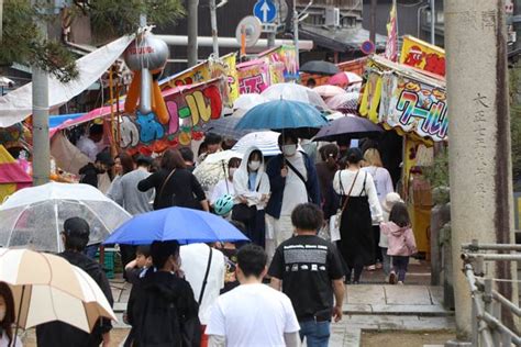 三条祭り宵宮は4年ぶりに制限なしの露店出店で日曜にあたり小雨でもにぎわう