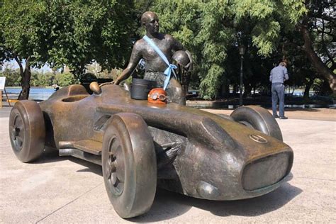 La Estatua De Fangio Y Su Flecha De Plata Fue Reinaugurada En Palermo