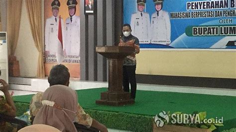 Bantu Ringankan Beban Bupati Thoriqul Haq Serahkan Beasiswa Untuk