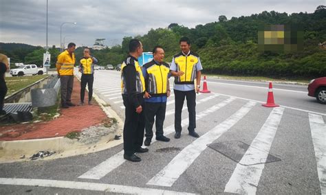 Pasang Papan Tanda Elak Kemalangan Utusan Malaysia