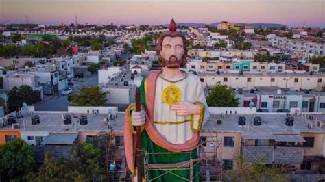 San Judas gigante sorprende a habitantes de Culiacán Sinaloa mide 18