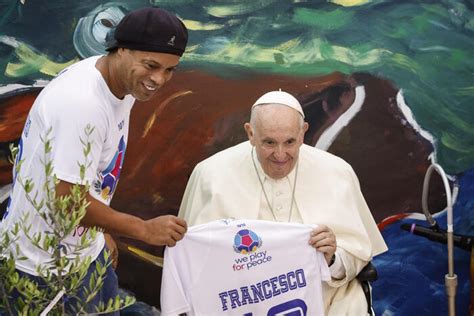 Ronaldinho Ga Cho Se Encontra Papa Em Roma Vaticano Ansa Brasil