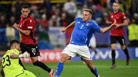 Buona La Prima Per Litalia Alleuropeo Bastoni E Barella