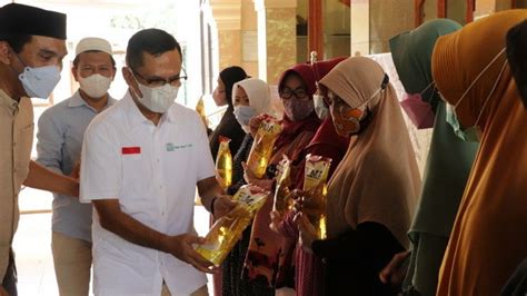 Yayasan Muslim Sinar Mas Land Salurkan Ribuan Liter Minyak Goreng