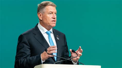 Klaus Iohannis a semnat peste 100 de decrete Avansări în grad