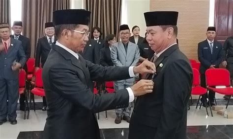 Bupati Mura Sematkan Tanda Kehormatan Satyalencana Karya Satya