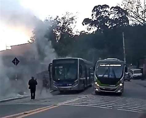 Criminosos ateiam fogo em ônibus passageiros na Avenida Cantídio