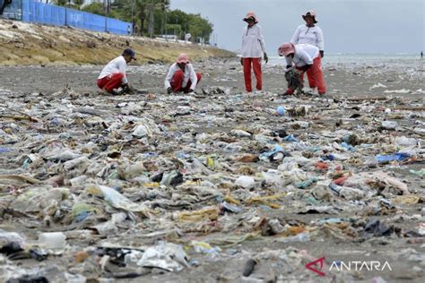 Sampah Plastik Kiriman Berserakan Di Pantai Kuta Bali