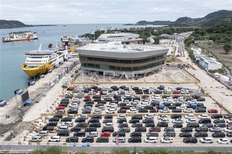 ANTREAN KENDARAAN DI DERMAGA EKSEKUTIF PELABUHAN BAKAUHENI ANTARA Foto