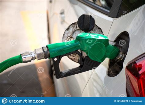 Reabastecimiento De Combustible Para Coches Blancos En La Gasolinera