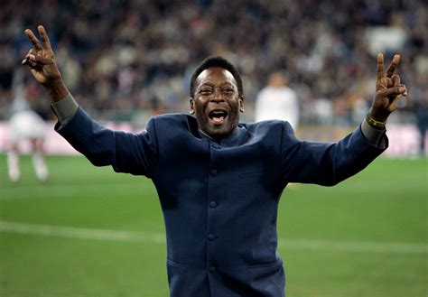 Loyal to Santos, Pelé toured and scored in Europe | The Independent