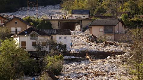 Potresna Scena Iz Bih Greje Srca Usred Poplave Iz Mutne Vode Spasao