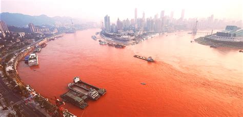 El río Yangtzé se pone rojo