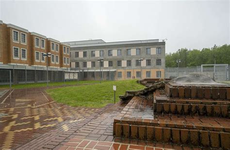 JVA Heimsheim Ein Neubau mit vergitterten Fenstern Böblingen