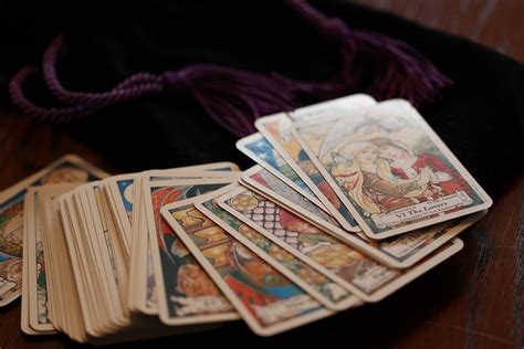 Tarot O Que é Tipos De Tiragens Significados Das Cartas E Mais