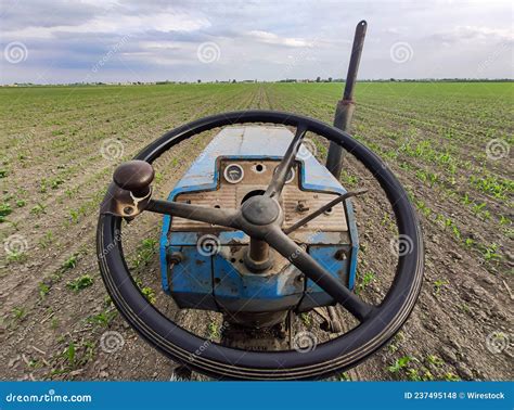 Velho Trator Enferrujado Nos Campos Foto De Stock Imagem De Grama