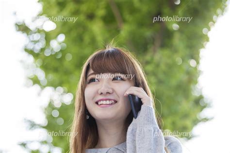 スマートフォンで話す若い女性 写真素材 [ 4163310 ] フォトライブラリー Photolibrary