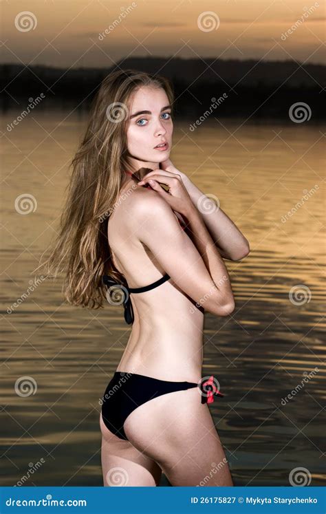 Schönes Mädchen Das Im Bikini Auf Strand Aufwirft Stockbild Bild von