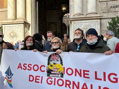 Giornalisti In Piazza A Genova Contro La Legge Bavaglio I Cittadini