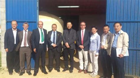 Una delegación de la mayor compañía de servicios de China se interesa