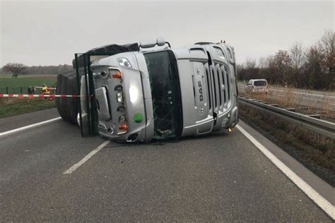 Umgestürzter LKW auf der Autobahn Oberhessen Live