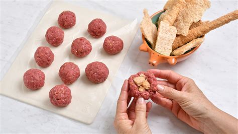 Albóndigas rellenas de chicharrón en salsa pasilla Sabrosano Aceite