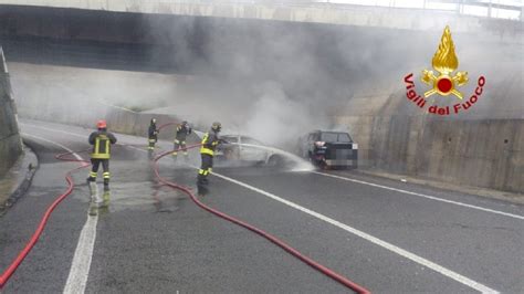 Auto Si Incendia Dopo Un Incidente Lunghe Code Sul Raccordo Firenze