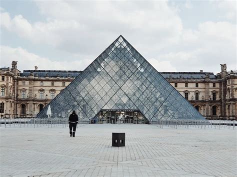 El Museo De Louvre Y La Vista De La Pir Mide Del Museo M S Visitado En