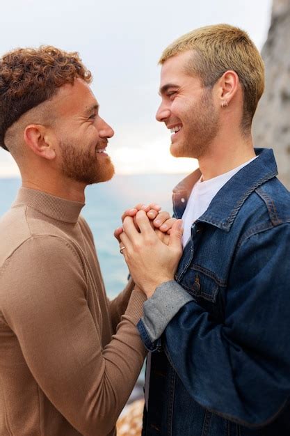 Carinhoso casal gay passando tempo na praia juntos Foto Grátis