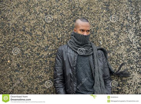 Modelo De Moda Masculino Con La Bufanda Y La Chaqueta De Cuero Foto De