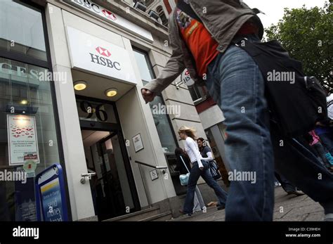 Picture Shows A Hsbc Branch On Oxford Street London Stock Photo Alamy