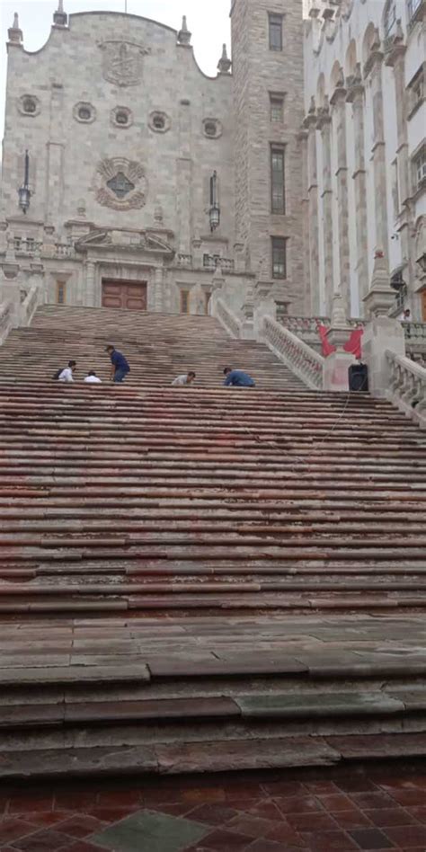 Ngel Yael Pintan Escalinatas De La Universidad De Guanajuato Ug De