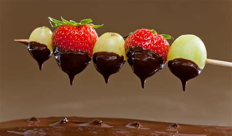 Pinchos De Frutas Con Chocolate