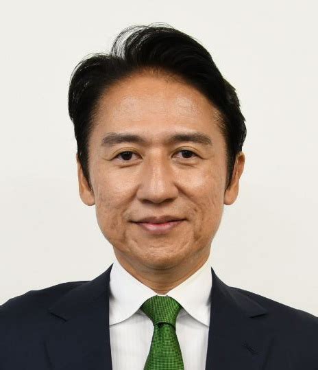 北九州市長選で当選を喜び、支援者らと万歳する武内和久氏（中央）＝5日午後10時1分、北九州市小倉北区（撮影・中村太一） 【速報】北九州市長