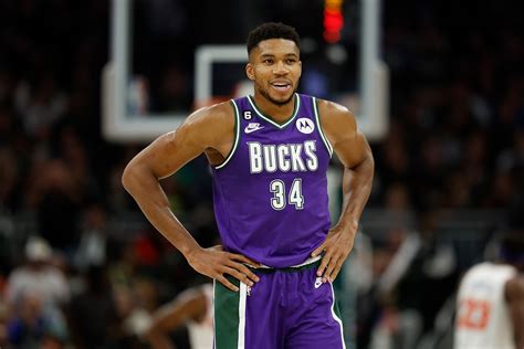 Giannis Antetokounmpo Brilha Bucks Batem Knicks E Seguem Na Nba