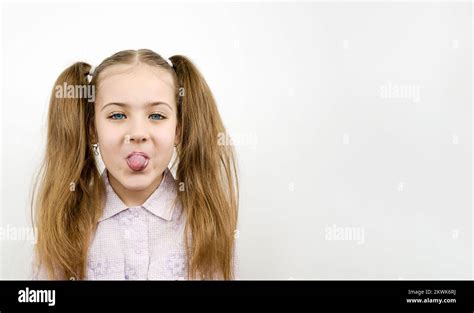 Petite Fille Qui Tire La Langue Banque De Photographies Et Dimages