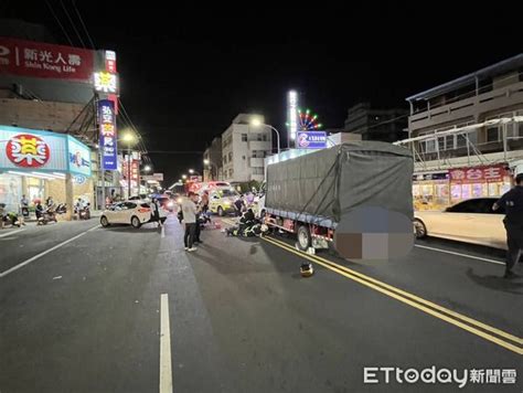 2女大生騎車看藝閣直撞違規轎車！1人噴飛對向遭貨車輾斃 Ettoday社會新聞 Ettoday新聞雲