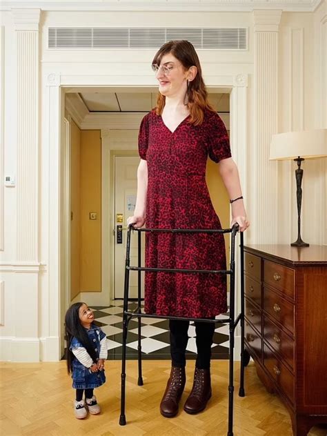 Kids News: World’s tallest woman meets with world’s shortest woman ...