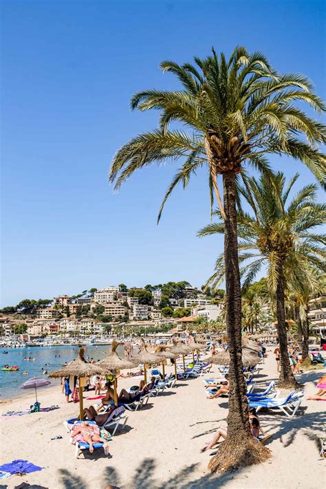 Many People Are Relaxing On The Beach With Their Umbrellas And Chairs